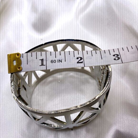 Chunky silver toned geometric cutout bangle cuff bracelet - Picture 4 of 6